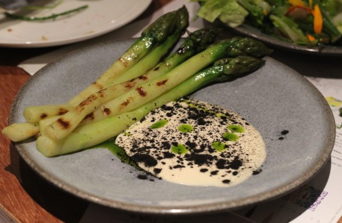 Grilled asparagus, garlic yoghurt