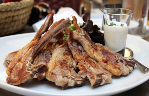 Seguran lamb chops with reduced juice and honey