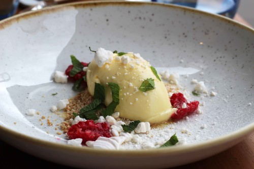 Set lemon crème, granola praline, meringue