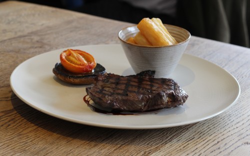 Grilled rump steak, portobello mushroom, tomato & beef dripping chips